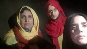 Zohra (izquierda) y su hija Nigin (derecha) en el aeropuerto de Kabul, junto a una amiga que prefiere no identificarse.