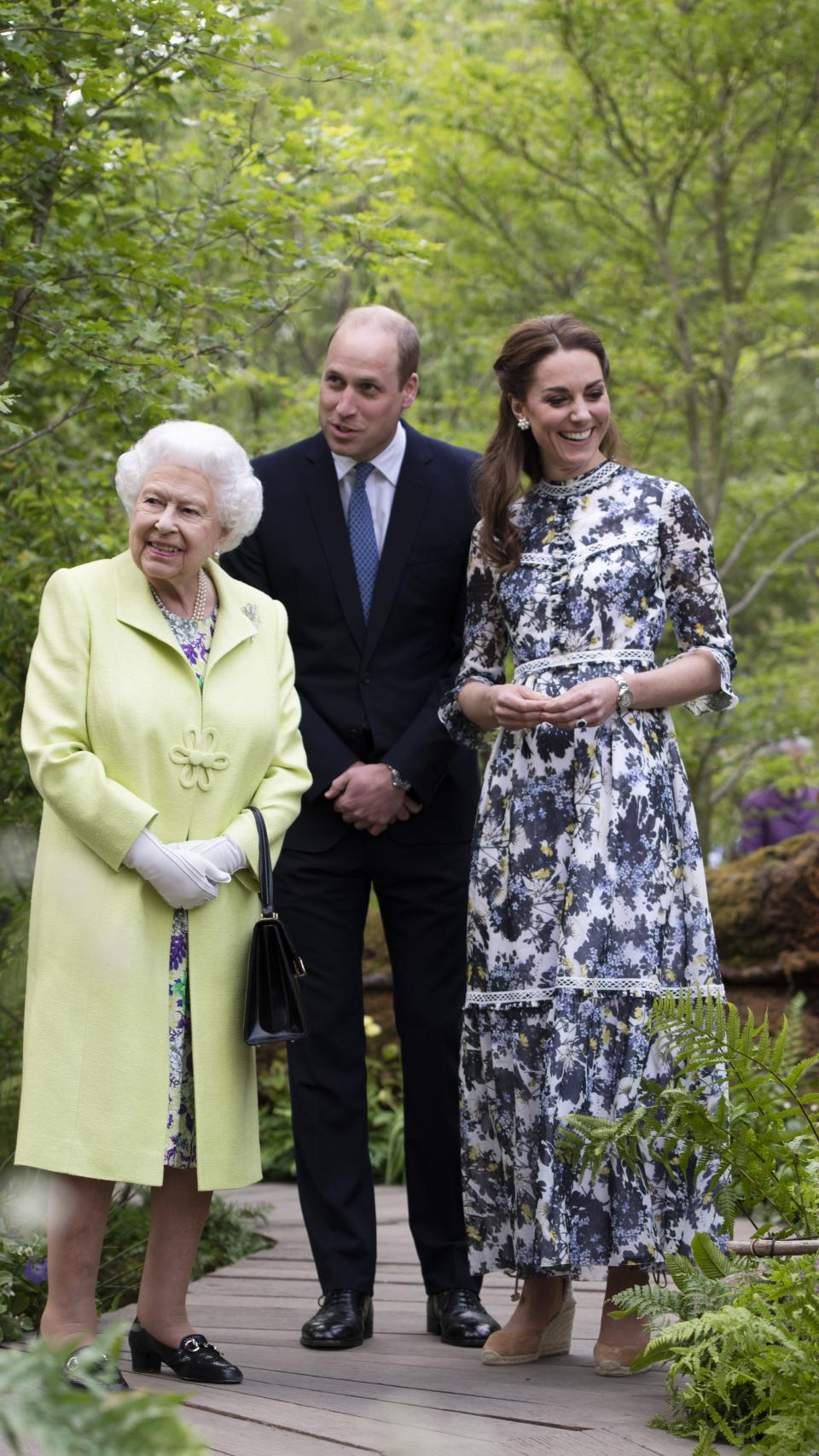 La reina Isabel y los duques de Cambridge, durante la visita a 'RHS Chelsea Flower Show' en 2019.