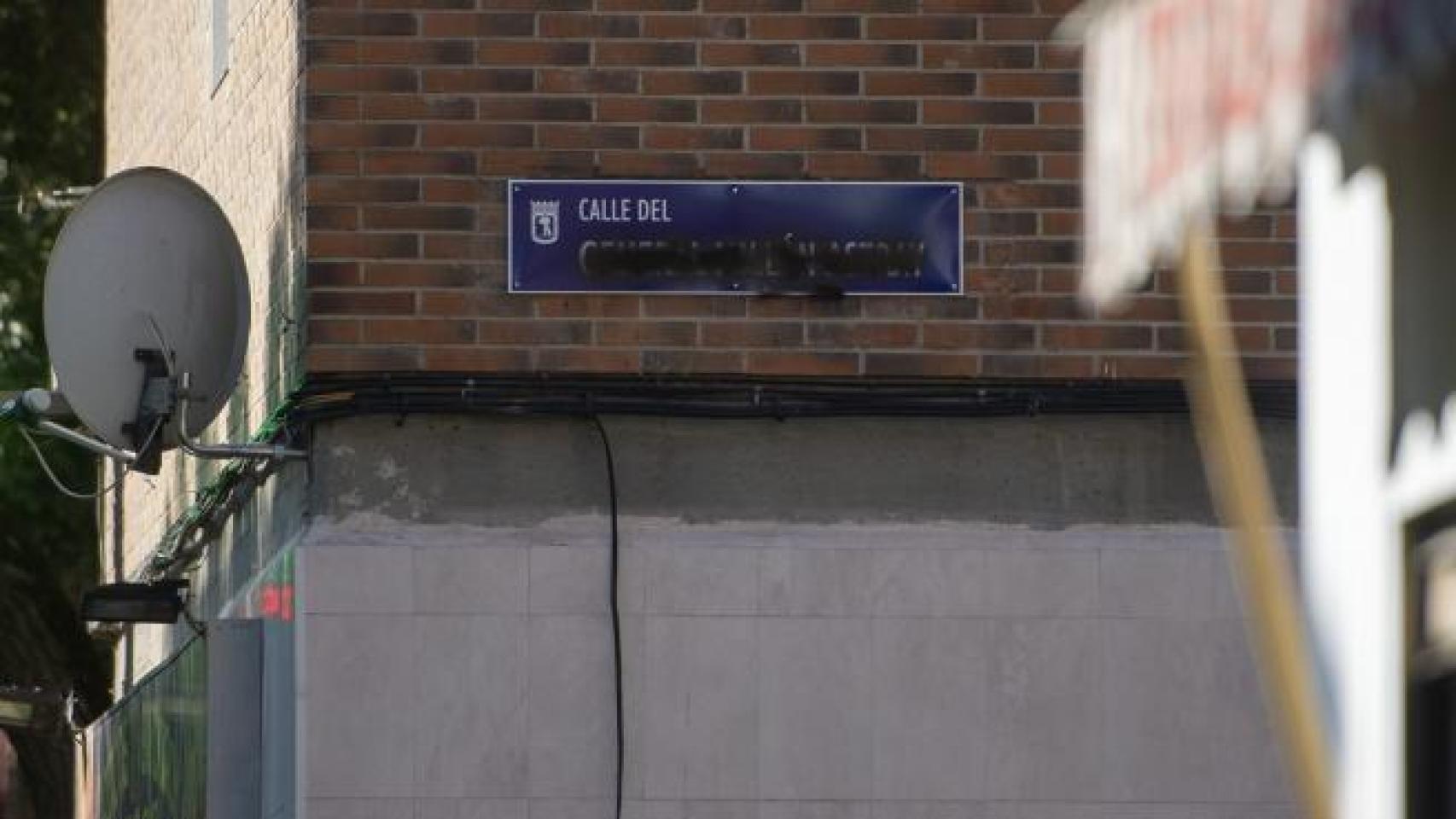 Imagen de una de las placas de la calle de Millán Astray, con el nombre tapado con pintura negra. EP