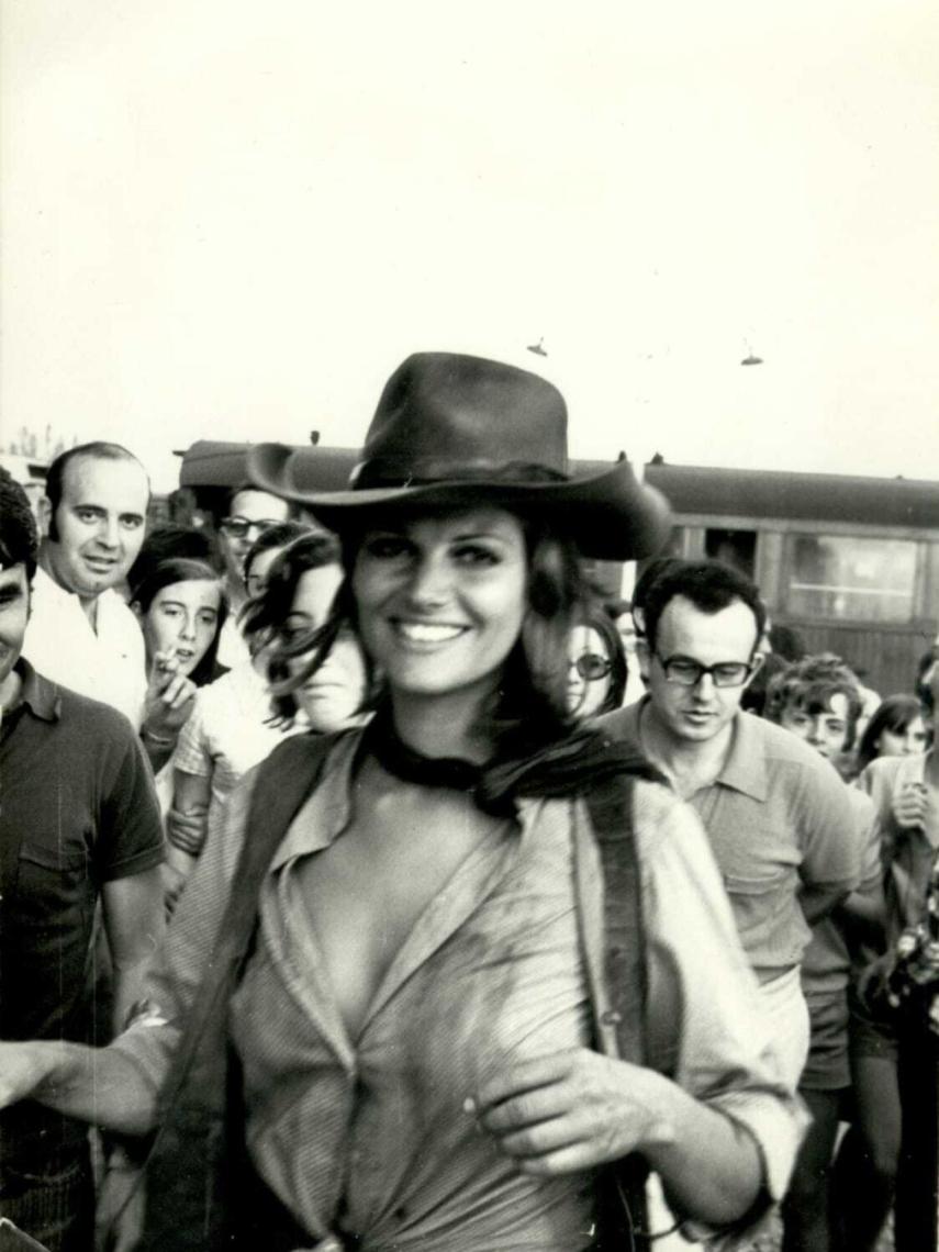 Claudia Cardinale en el rodaje de 'Las Petroleras' en Salas de los Infantes.