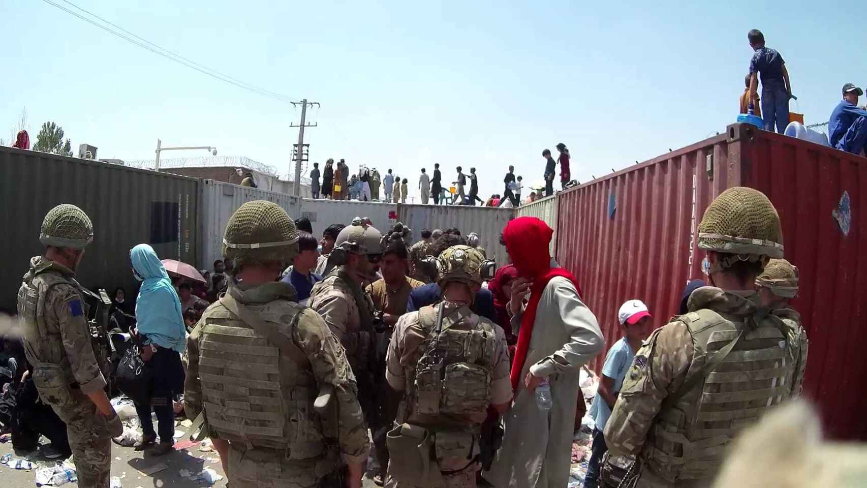 Soldados españoles del MOE desplegados en el aeropuerto de Kabul la semana pasada.