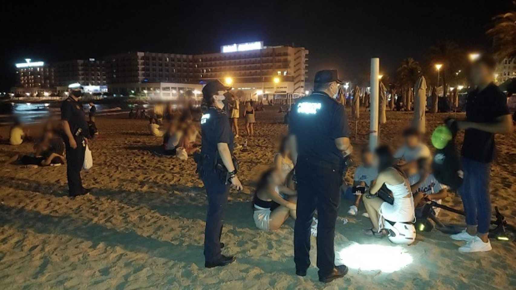 Policía dispersando un botellón en la playa, en imagen de archivo.