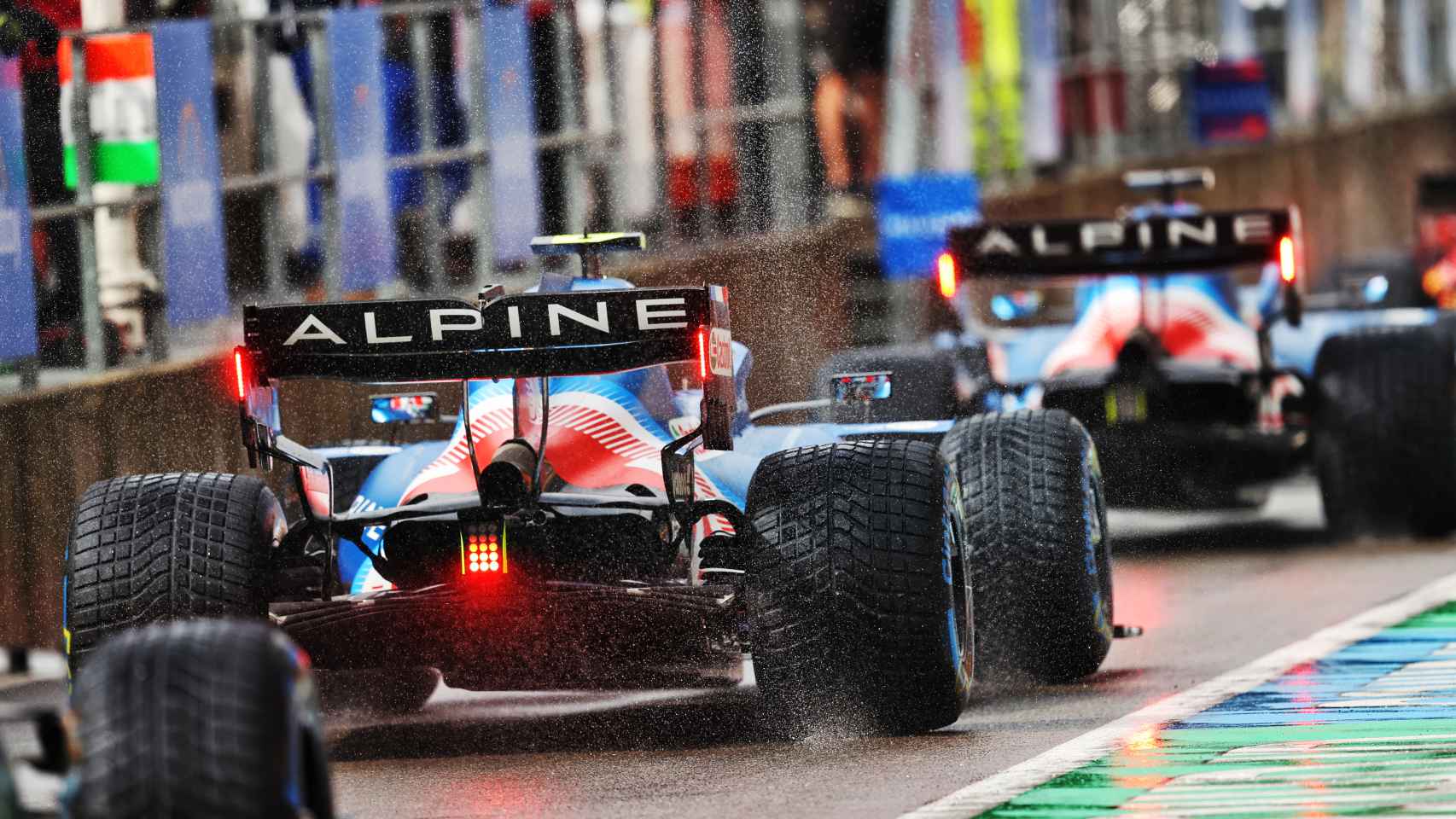 Los dos coches de Alpine en el pit lane de Spa en Bélgica