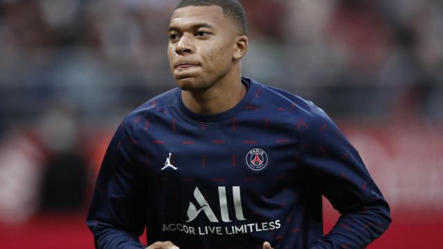 Kylian Mbappé en un calentamiento con el PSG