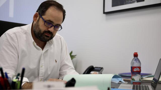 Paco Núñez, presidente del PP de Castilla-La Mancha, en su despacho.