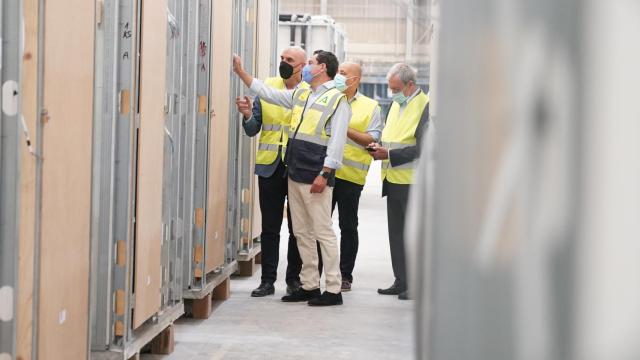 Juanma Moreno, durante su visita a una empresa de Huércal-Overa, en Almería.