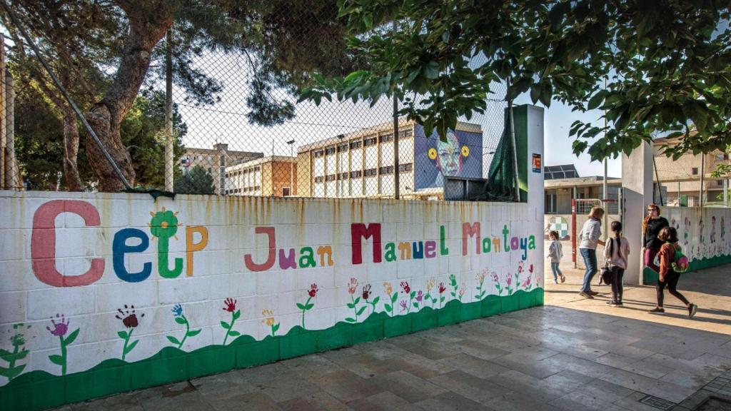 Acceso al CEIP Juan Manuel Montoya de Nazaret (Valencia).