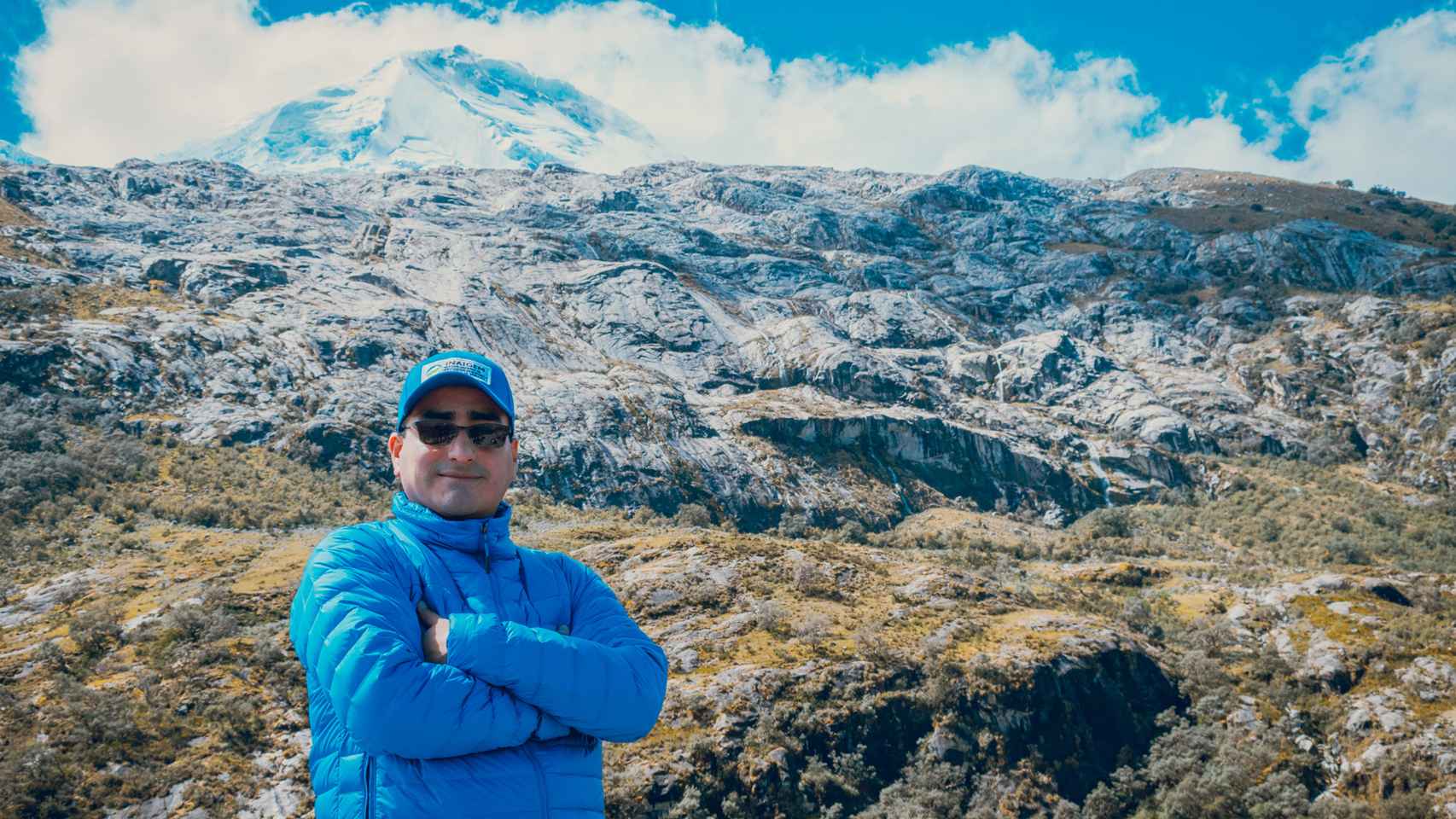 Christian Yarlequé, investigador del INAIGEM, durante una expedición al Huascarán, la cumbre nevada más alta de los Andes peruanos.