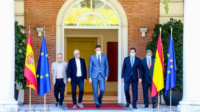 Pepe Álvarez (UGT), Unai Sordo (CCOO), Pedro Sánchez, Antonio Garamendi (CEOE) y Santiago Aparicio (Cecale).