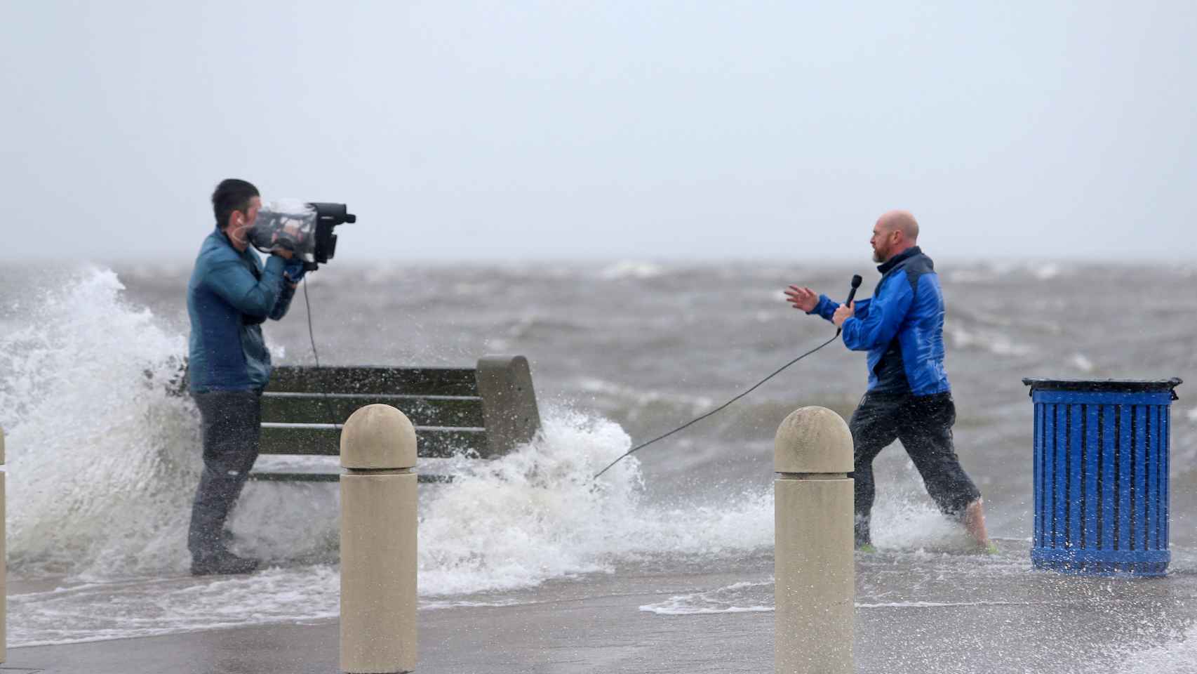 Un equipo de noticias informa de los efectos del huracán en Nueva Orleans.