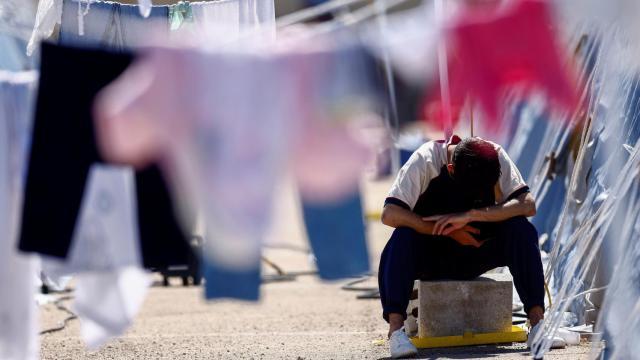 Uno de los afganos evacuados en el centro de acogida creado por la Cruz Roja en Avezzano, Italia.