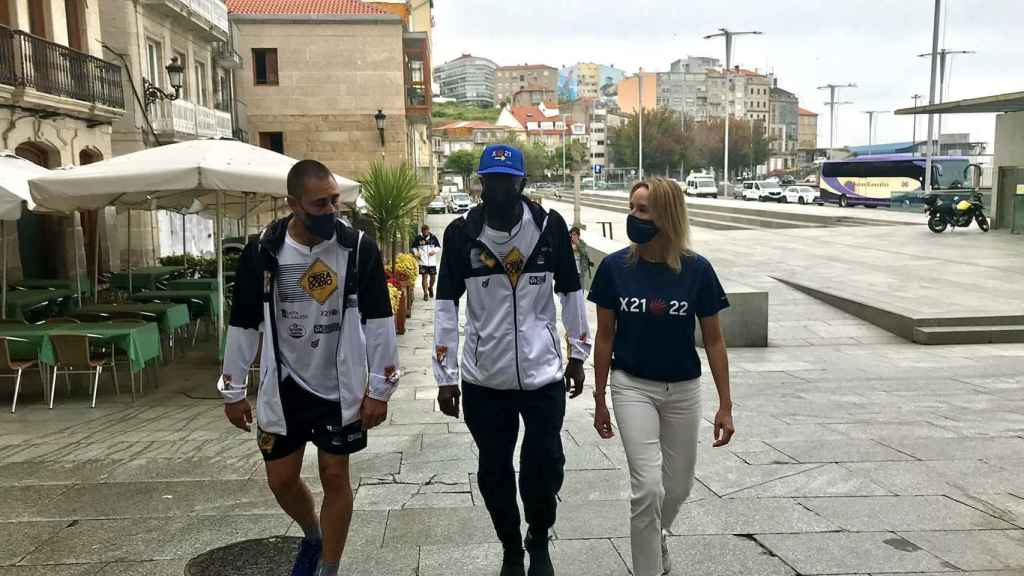 Craig Hodges, acompañado por la delegada de la Xunta en Vigo, Marta Fernández-Tapias.