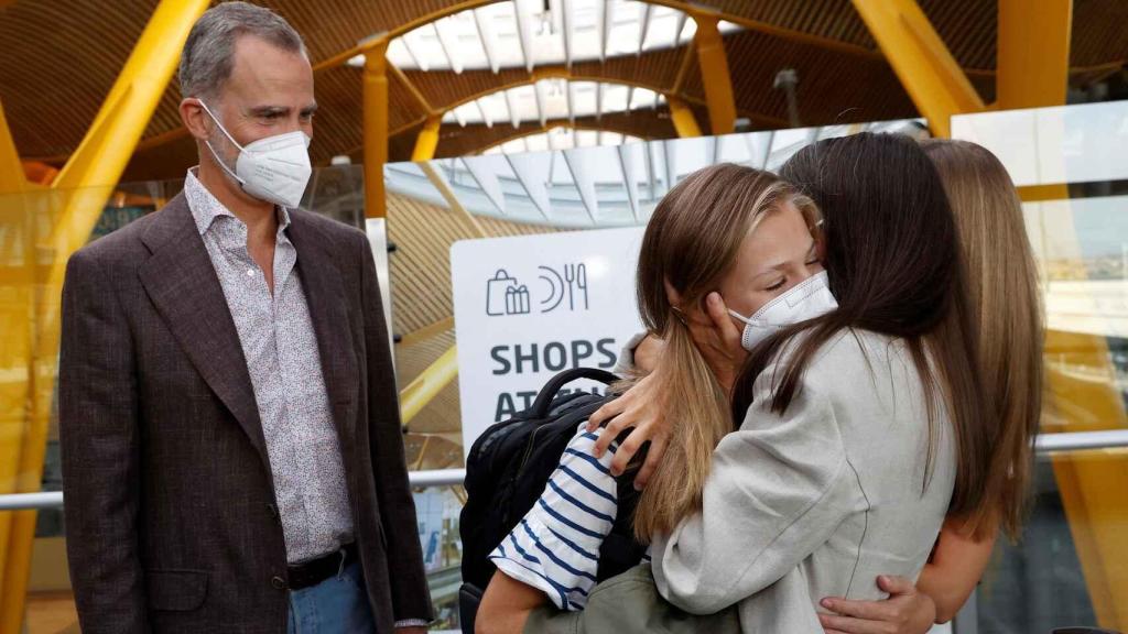 Leonor, despidiéndose de su madre, la reina Letizia, antes de volar a Gales.