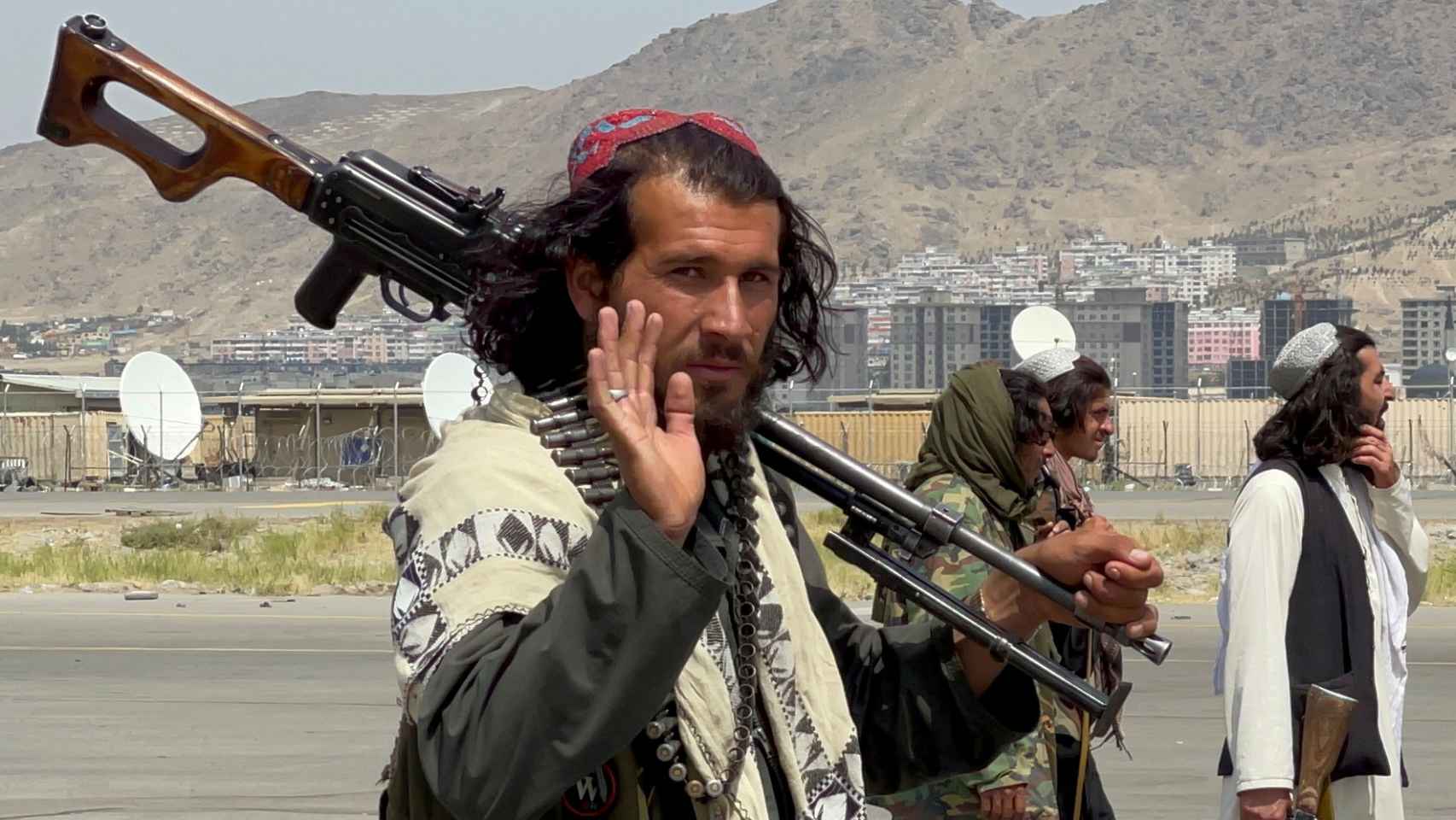 Varios talibanes en el aeropuerto de Kabul.