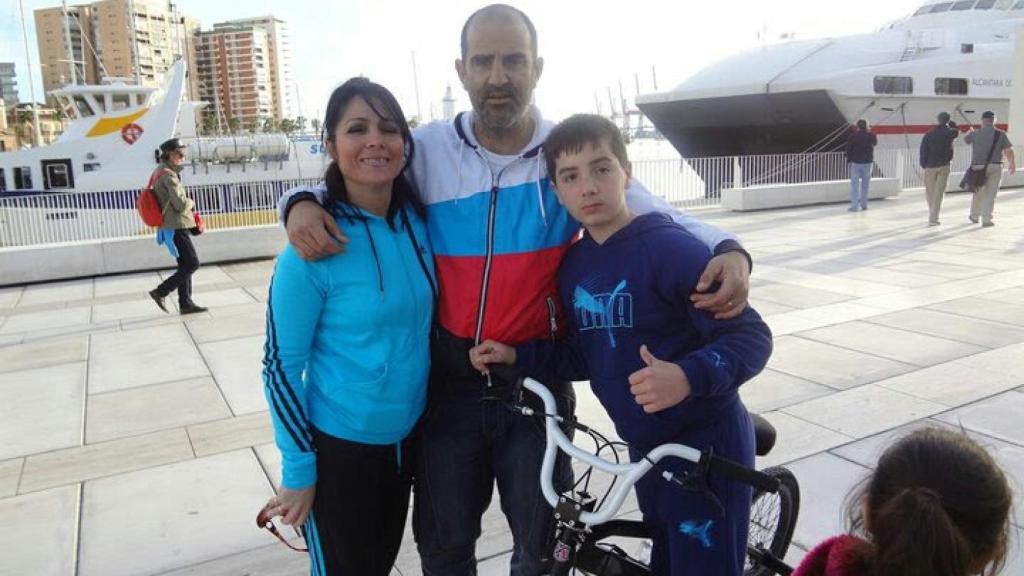 Una imagen antigua de José Luis con su familia en el Puerto de Málaga.