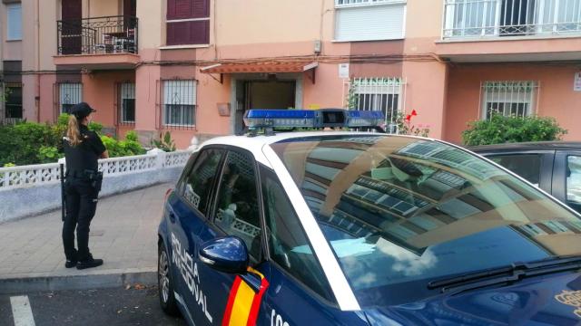 La Policía salva la vida a una mujer a la que encontró colgada del cuello con una cortina y detiene a su pareja.