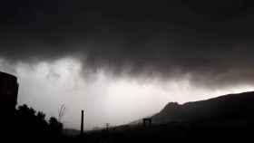 La inestabilidad meteorológica ya ha dejado huella: tormenta este lunes en la zona de Alcoi y granizo en Relleu.