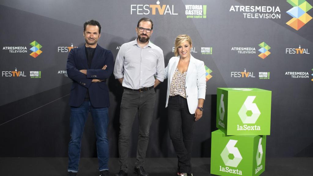 Iñaki López, César González y Cristina Pardo en la presentación de 'Más vale tarde'.