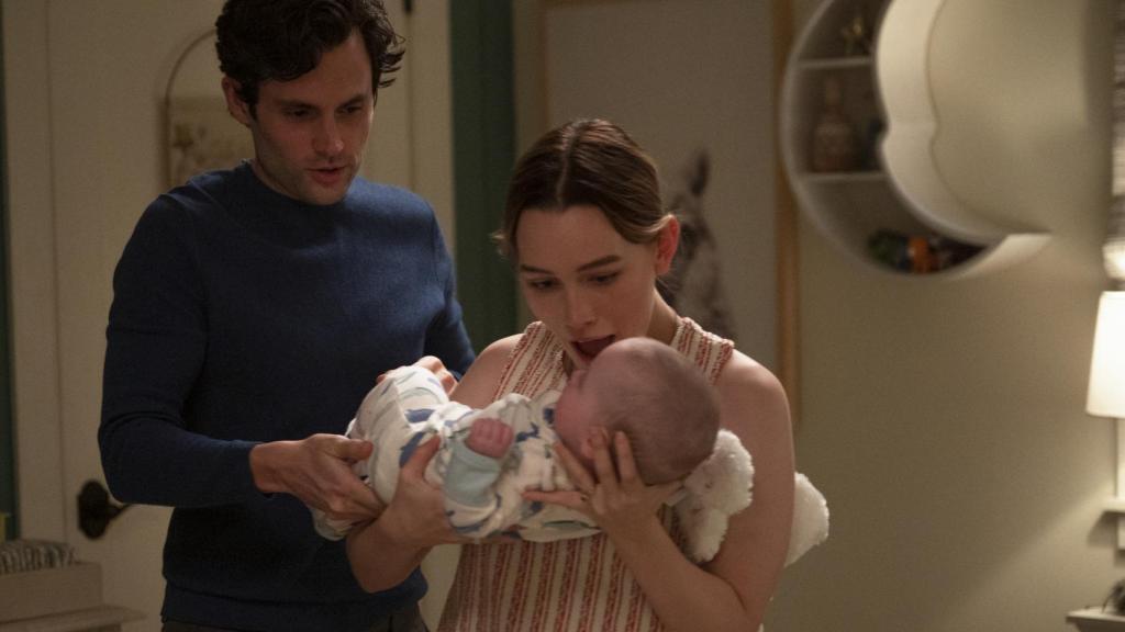 Penn Badgley y Victoria Pedretti protagonizan la tercera temporada de 'You'.