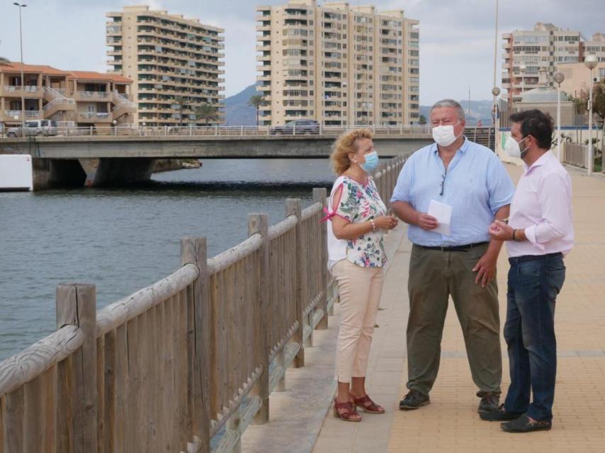 Los parlamentarios populares en la Gola de Marchamalo del Mar Menor.