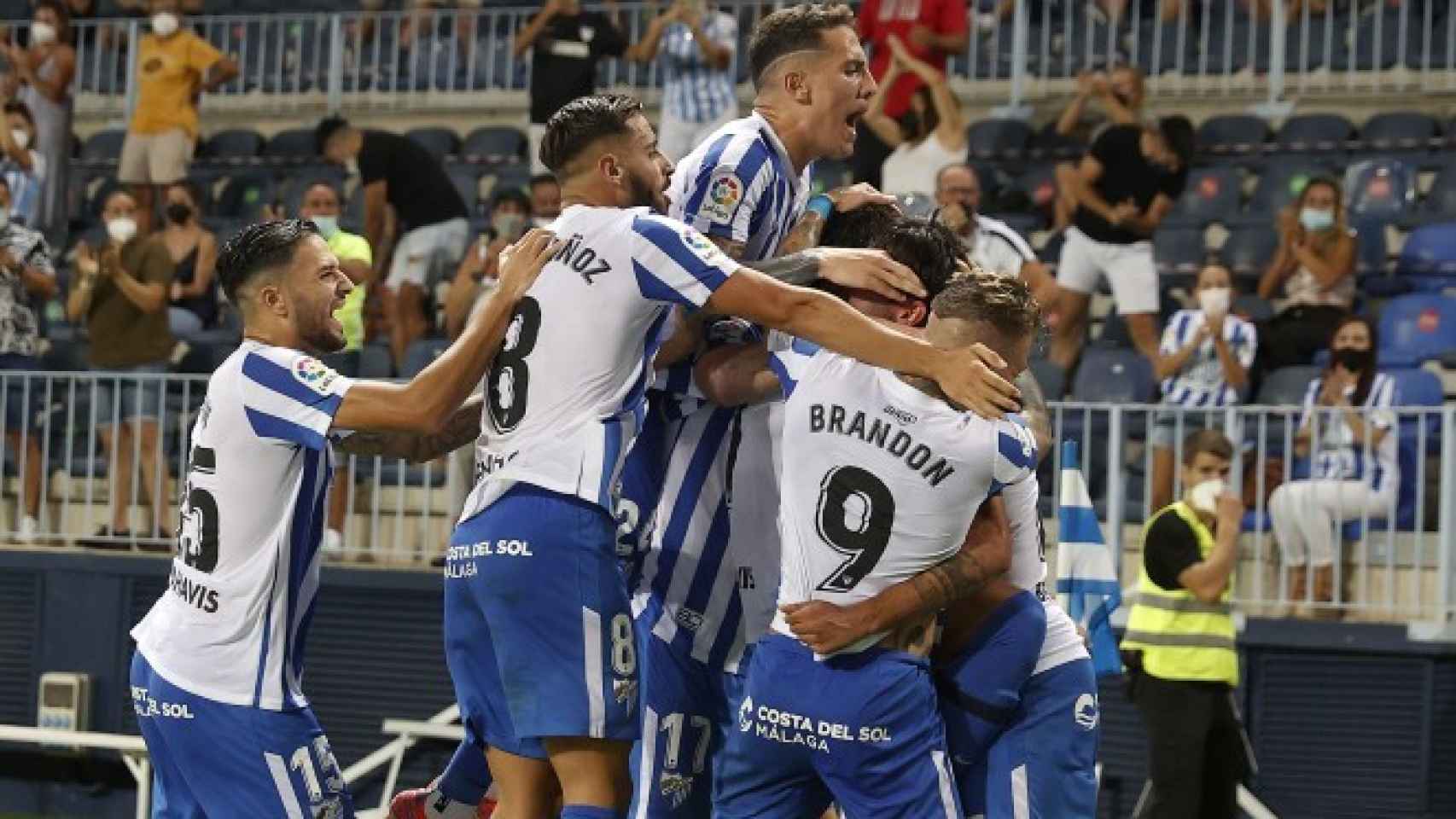 Los jugadores del Málaga celebran un gol en La Rosaleda.