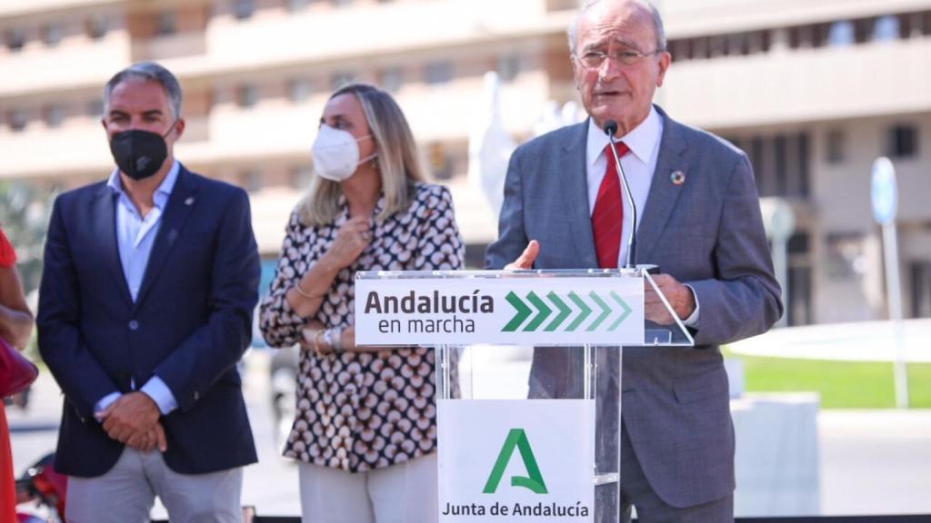 Francisco de la Torre en una rueda de prensa este lunes con Elías Bendodo y Marifrán Carazo.