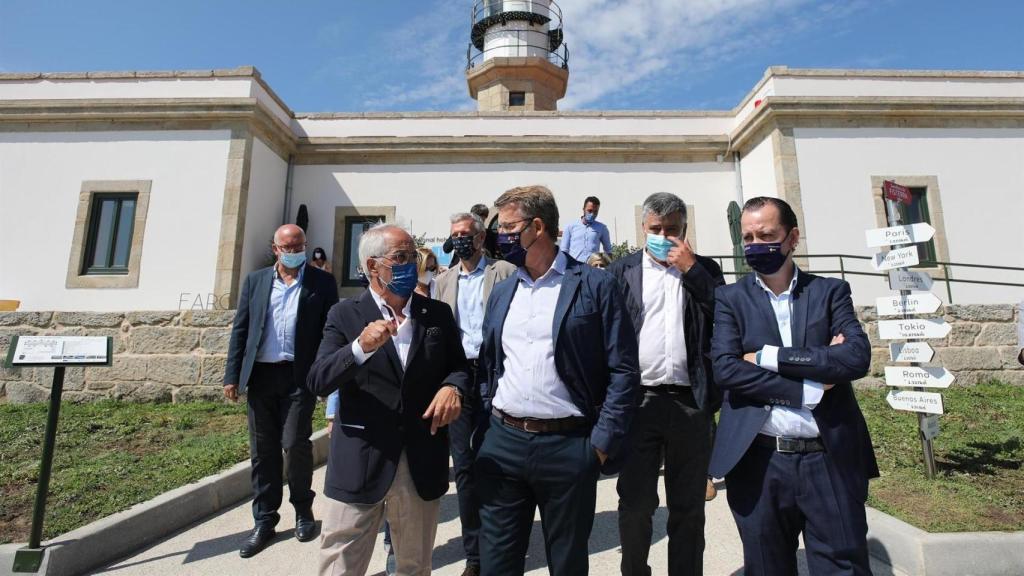 Feijóo visita el faro de Lariño