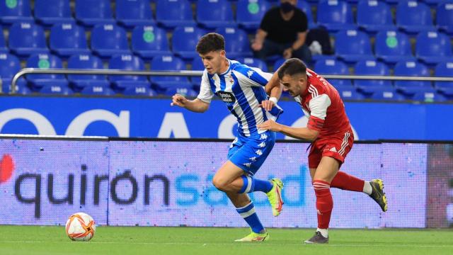 Trilli pelea por un balón en un partido ante el Celta B