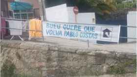 Carteles pidiendo la vuelta de Costas en Bueu (Pontevedra).