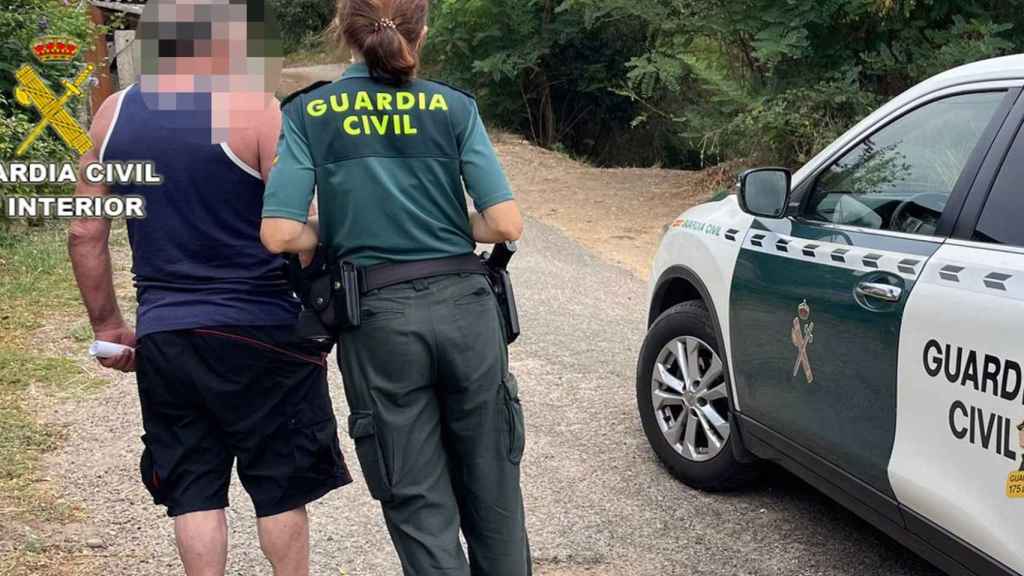 El vecino de Salvaterra (Pontevedra) siendo arrestado por la Guardia Civil.