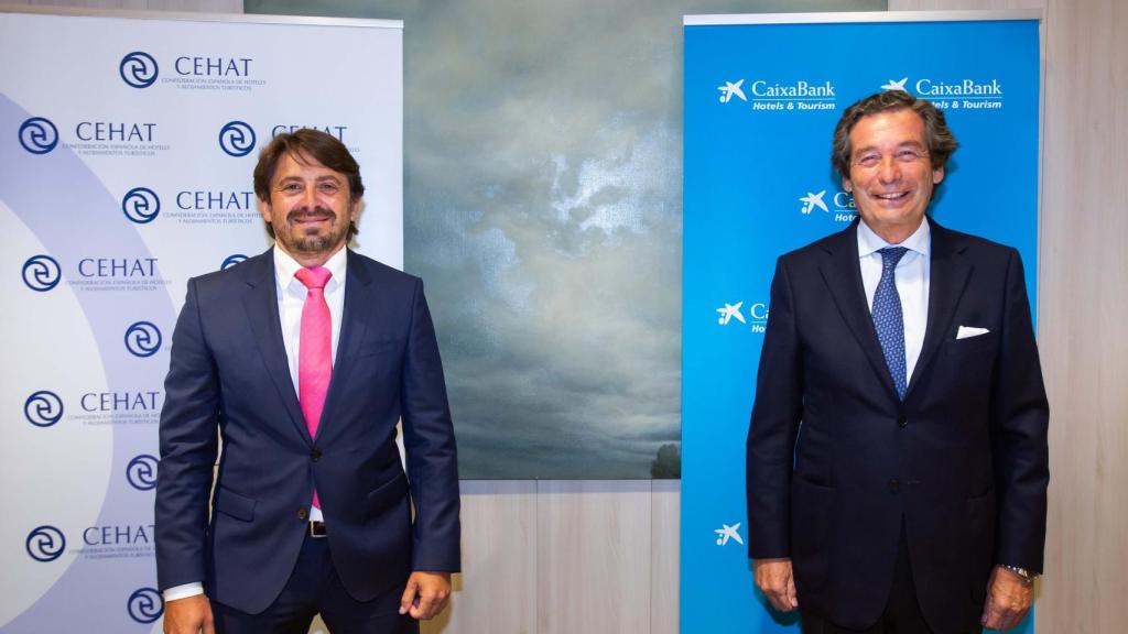 En la firma de la renovación del acuerdo han participado el director de Banca de Empresas de CaixaBank, Luis Cabanas; y el presidente de CEHAT, Jorge Marichal.
