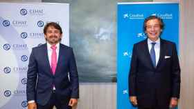 En la firma de la renovación del acuerdo han participado el director de Banca de Empresas de CaixaBank, Luis Cabanas; y el presidente de CEHAT, Jorge Marichal.