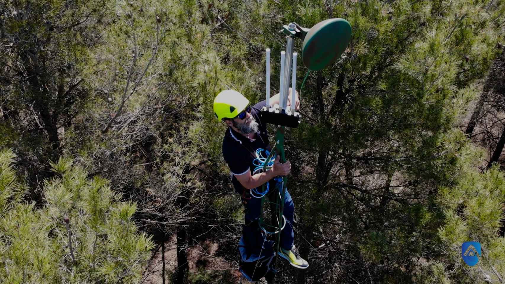 Un operario de ASDT instala una antena para detectar drones ilegales. FOTO: ASDT.