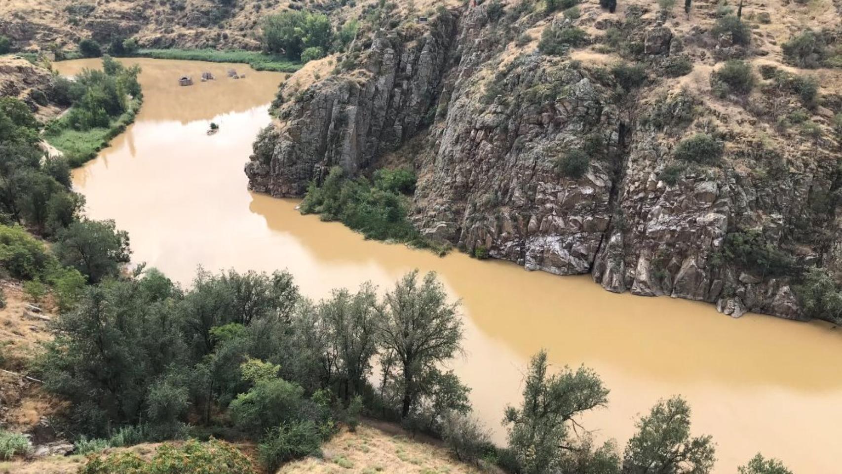 Así se ve el agua del Tajo este miércoles a su paso por Toledo