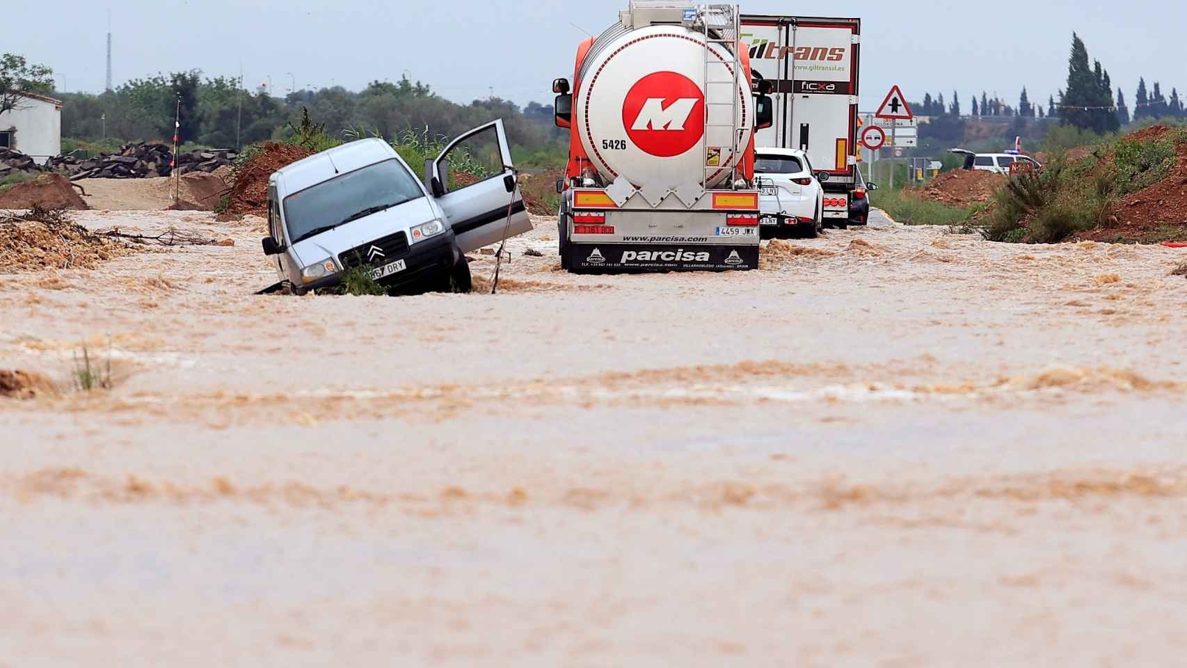 Varios atrapados en sus vehículos tras fuertes lluvias en Vinaròs y Rosell (Castellón).