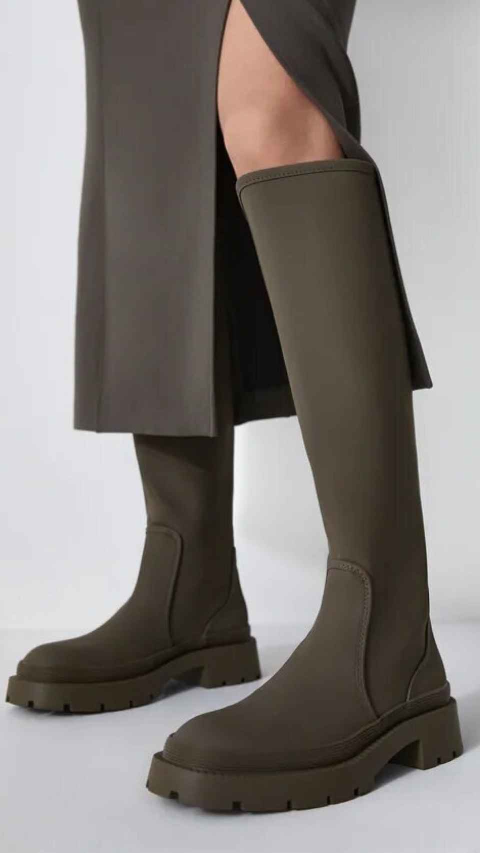 Imagen de las botas de agua en la web de Zara.
