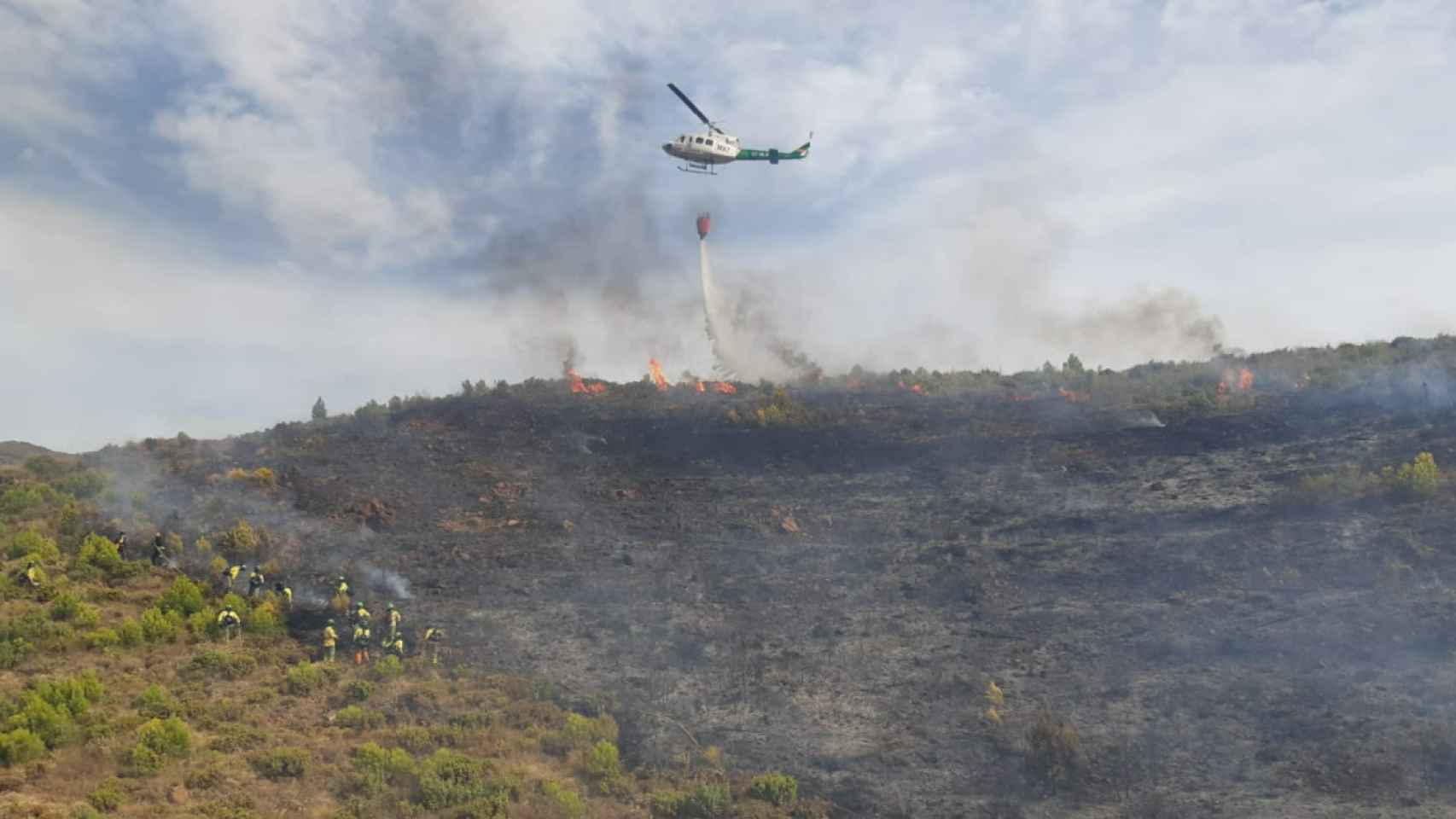Uno de los helicópteros trabajando en la zona del incendio de Ojén.