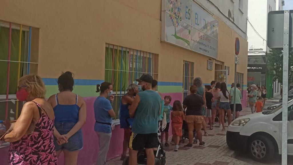 La cola de la guardería en calle Gaucín este miércoles.