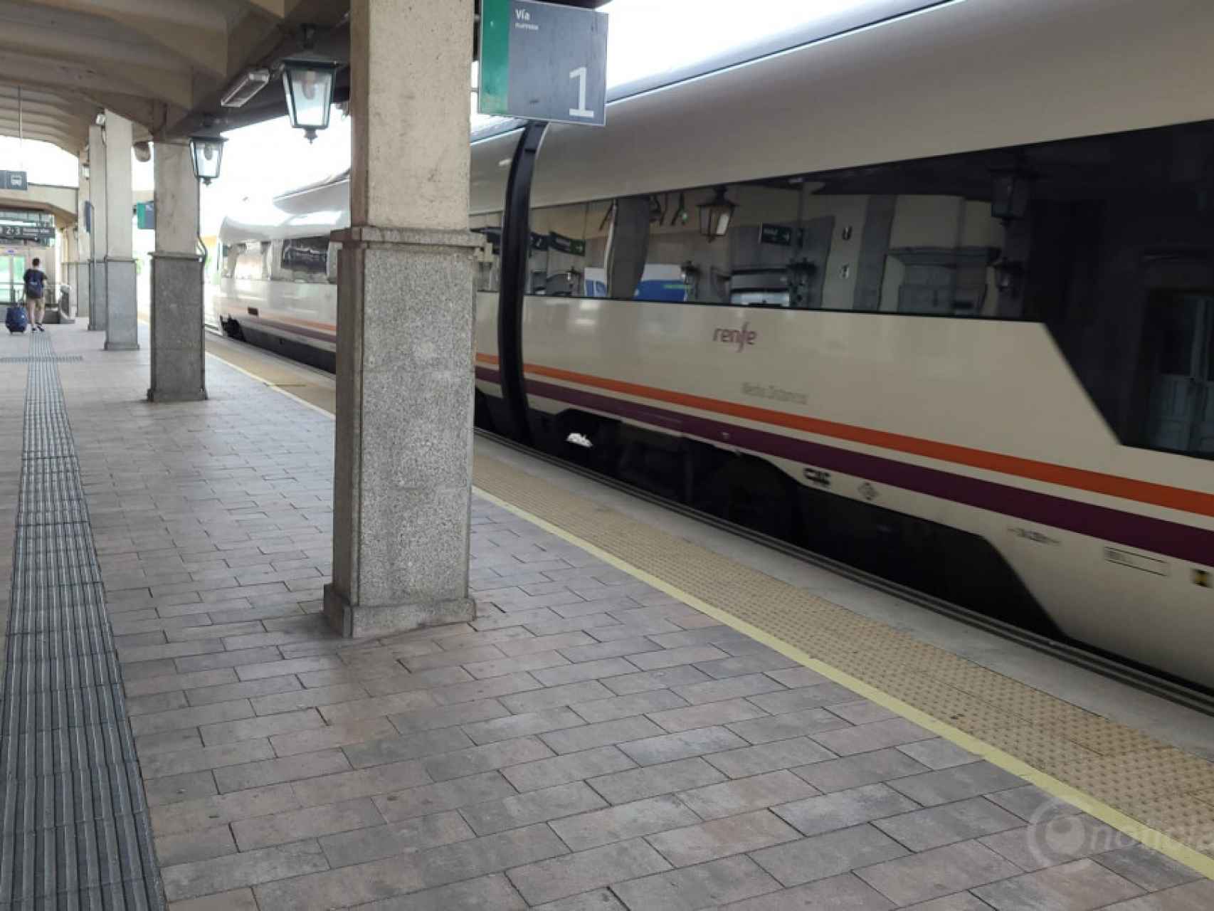 Imagen de archivo tren de media distancia en la Estación de Ávila.