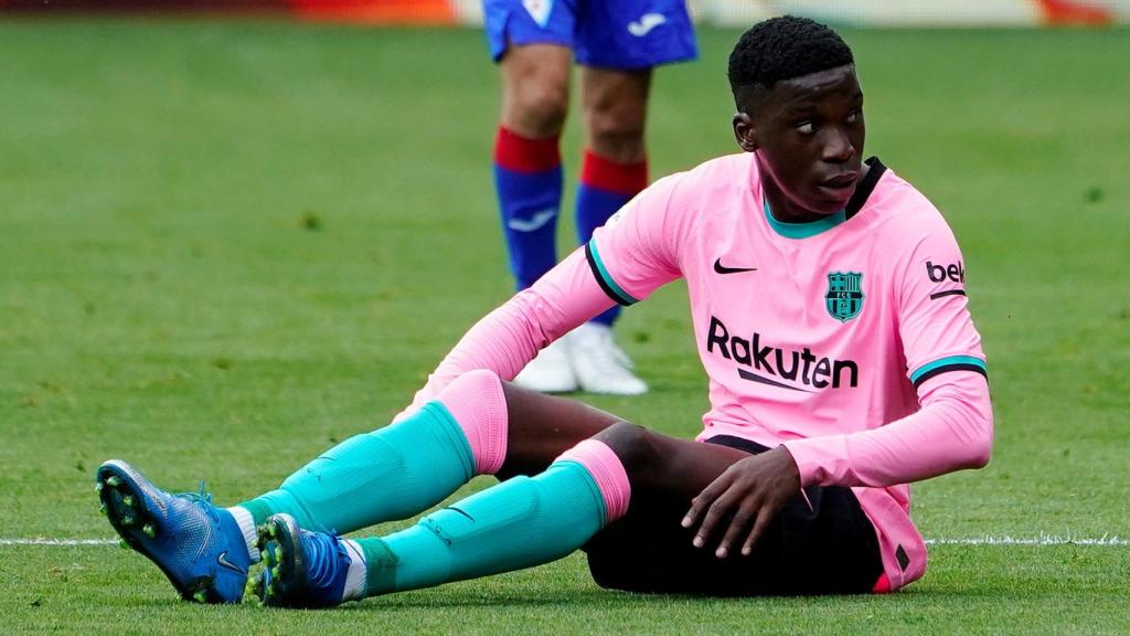 Ilaix Moriba, tendido en el suelo durante un partido del FC Barcelona