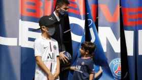 Leo Messi, con sus hijos en su presentación con el PSG