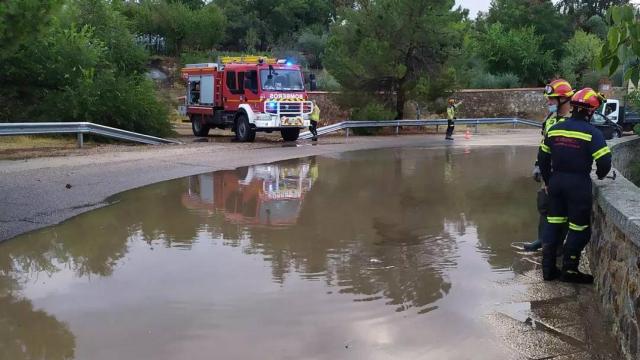 Los bomberos achican una balsa de agua en la circunvalación del Valle, en Toledo (Fotos: Bomberos Ayto. Toledo)