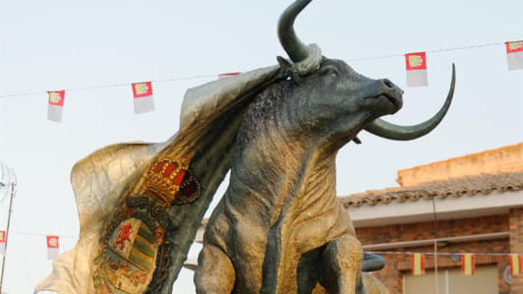 Monumento homenaje al toro de lidia en Villaseca de la Sagra (Toledo)