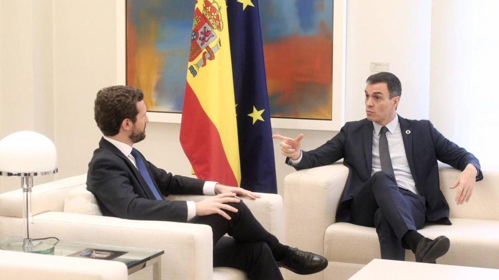 Pedro Sánchez y el presidente del PP, Pablo Casado, en el Palacio de La Moncloa. EP