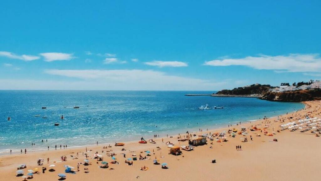 Una playa en verano.