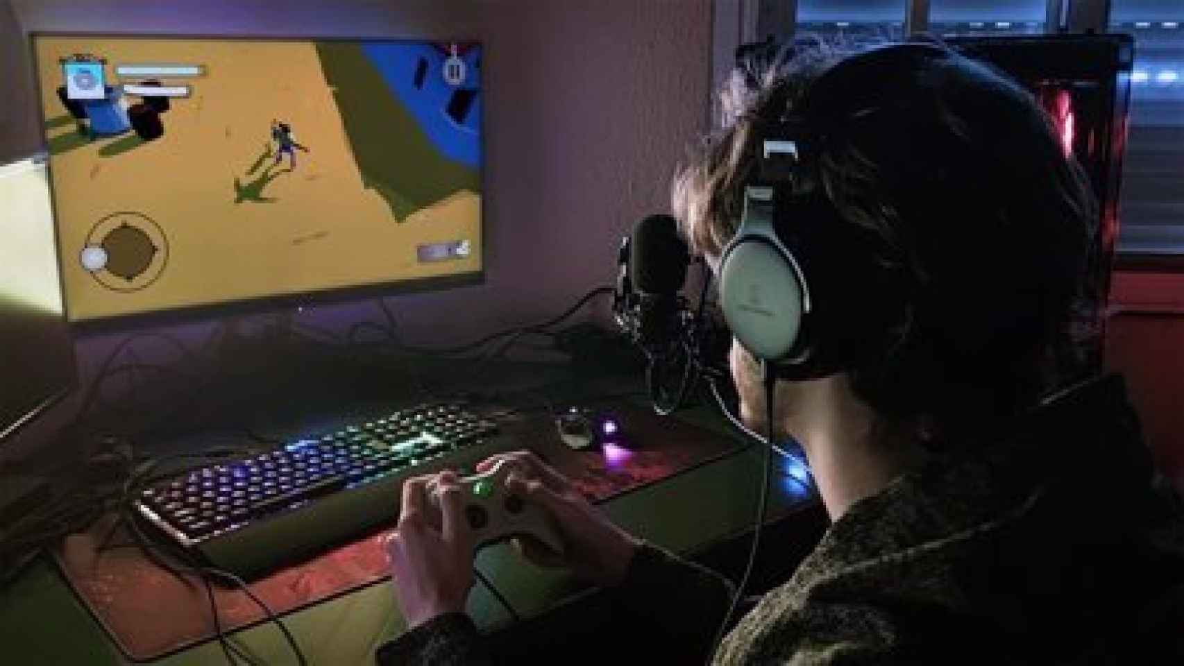 Una imagen de un joven jugando a videojuegos.