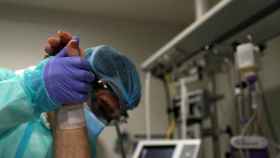 Un médico atiende a un enfermo de coronavirus en la UCI del Hospital Infanta Sofía de Madrid.