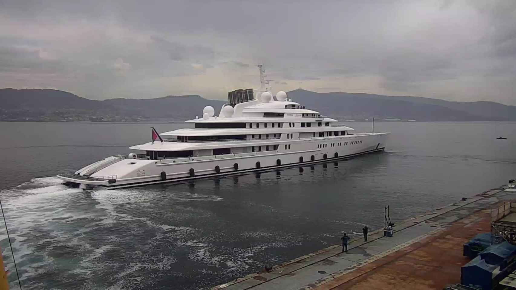 El yate Azzam saliendo del puerto de Vigo.