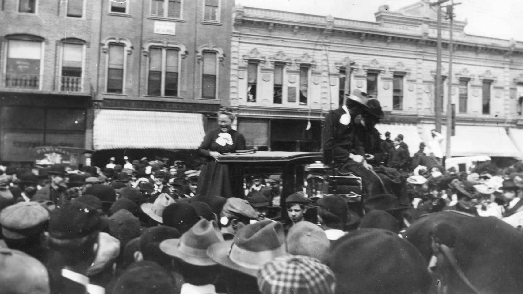 Carrie Nation durante una protesta en Ann Arbour, en 1902.