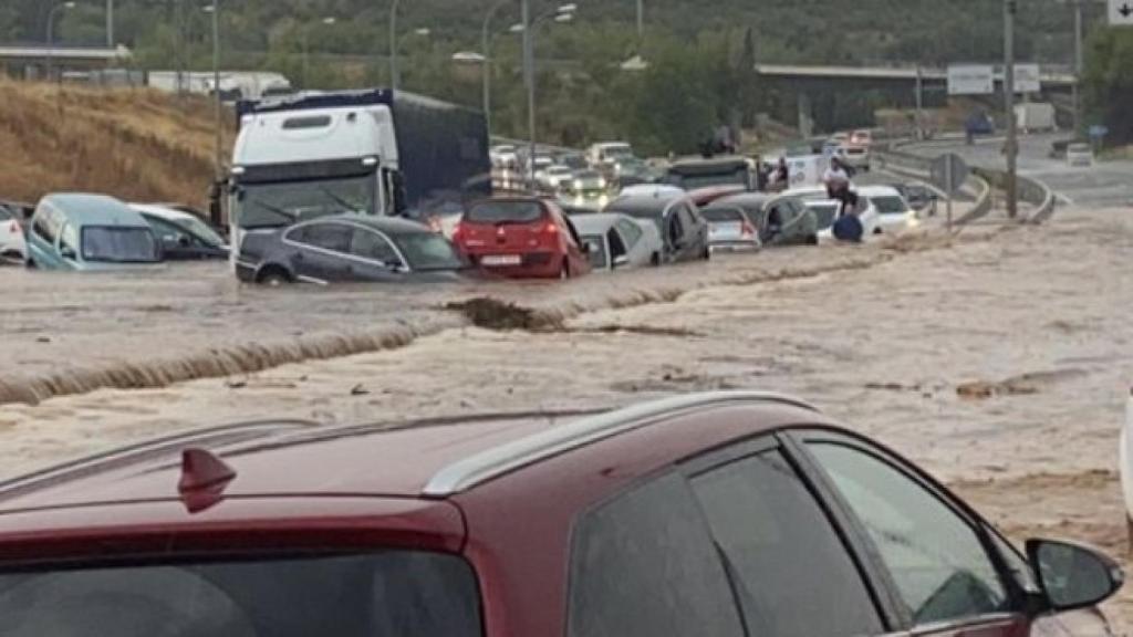 Vehículos atrapados por el agua y el barro en Toledo.